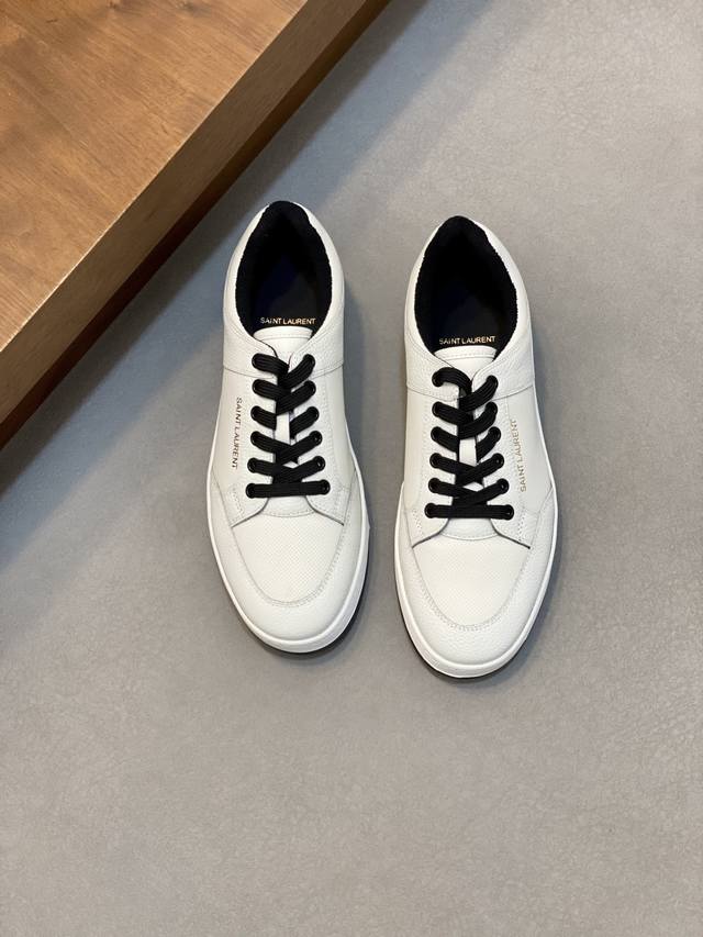 情侣款Saint Laurent圣罗兰低帮系带运动鞋 S L61官网新款 品牌旗舰店同步、意大利原胚粒面牛皮+正面饰片点缀多孔皮革、拉环饰以金色Saint La