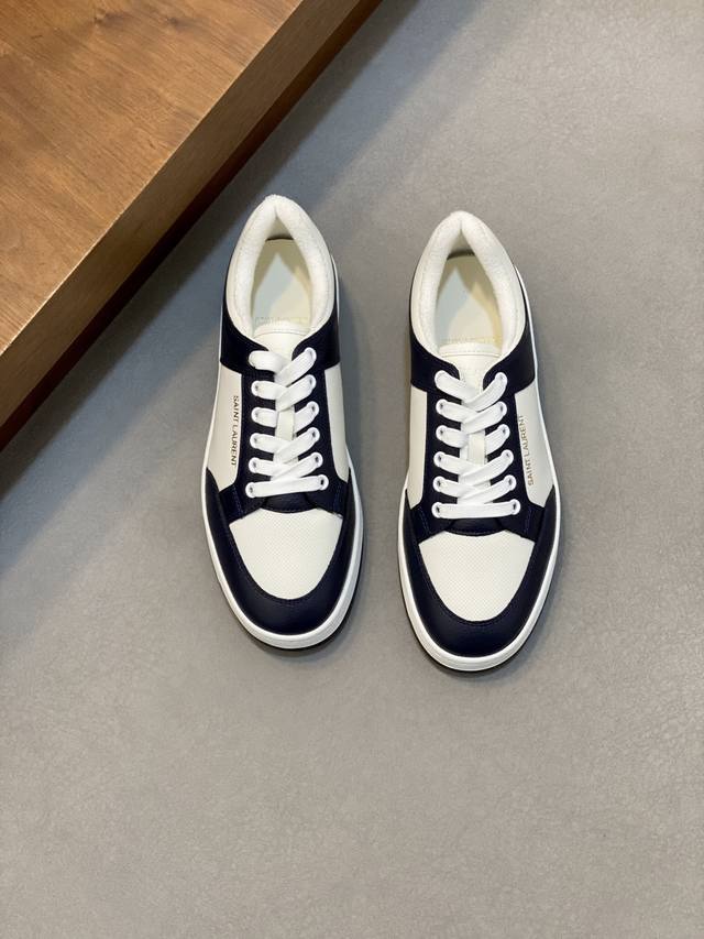 情侣款Saint Laurent圣罗兰低帮系带运动鞋 S L61官网新款 品牌旗舰店同步、意大利原胚粒面牛皮+正面饰片点缀多孔皮革、拉环饰以金色Saint La