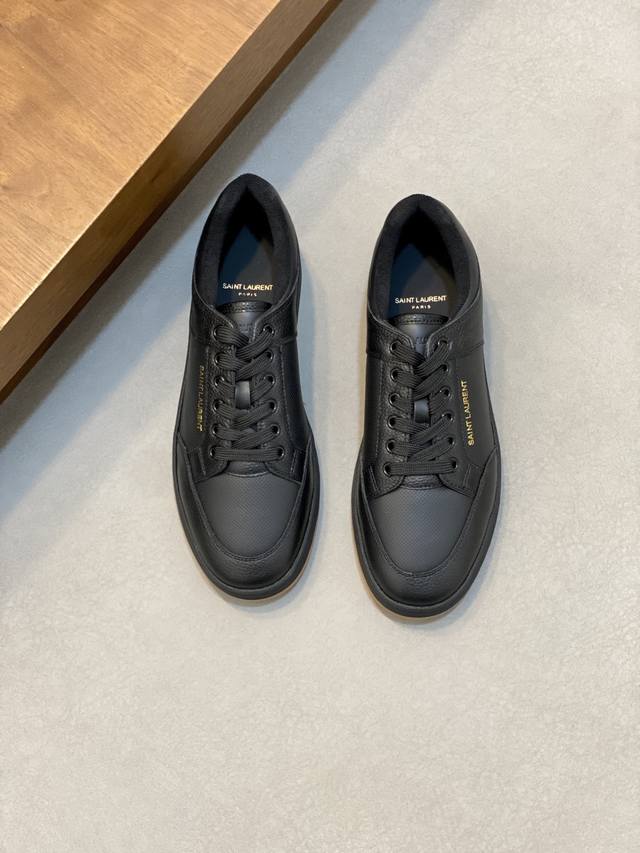 情侣款Saint Laurent圣罗兰低帮系带运动鞋 S L61官网新款 品牌旗舰店同步、意大利原胚粒面牛皮+正面饰片点缀多孔皮革、拉环饰以金色Saint La