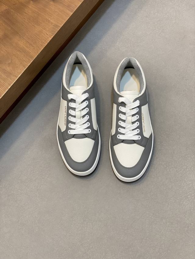 情侣款Saint Laurent圣罗兰低帮系带运动鞋 S L61官网新款 品牌旗舰店同步、意大利原胚粒面牛皮+正面饰片点缀多孔皮革、拉环饰以金色Saint La