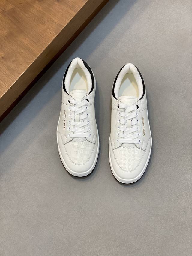 情侣款Saint Laurent圣罗兰低帮系带运动鞋 S L61官网新款 品牌旗舰店同步、意大利原胚粒面牛皮+正面饰片点缀多孔皮革、拉环饰以金色Saint La
