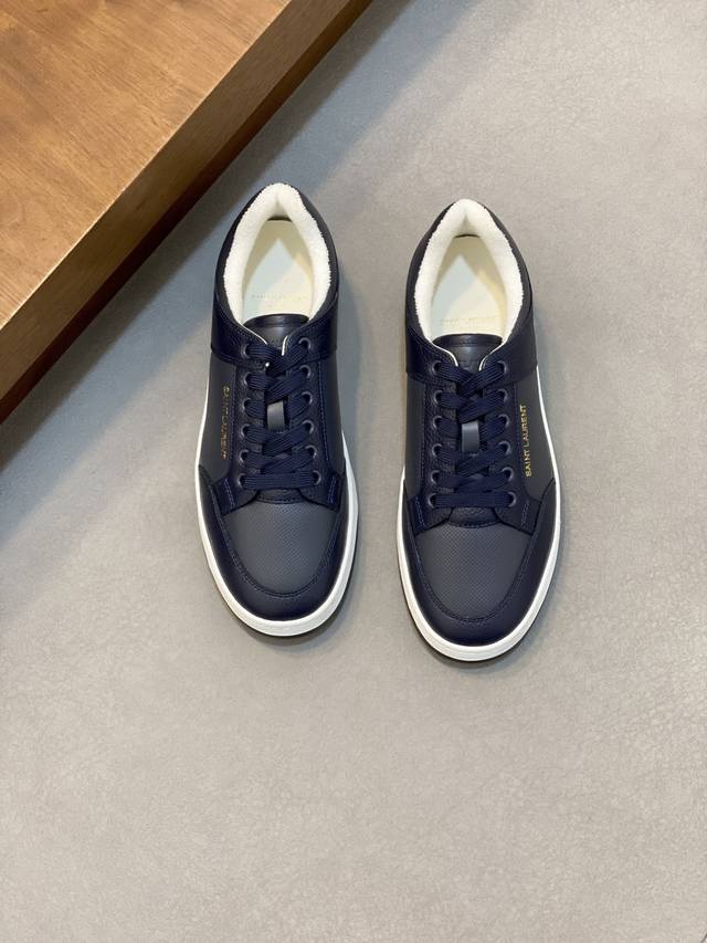 情侣款Saint Laurent圣罗兰低帮系带运动鞋 S L61官网新款 品牌旗舰店同步、意大利原胚粒面牛皮+正面饰片点缀多孔皮革、拉环饰以金色Saint La