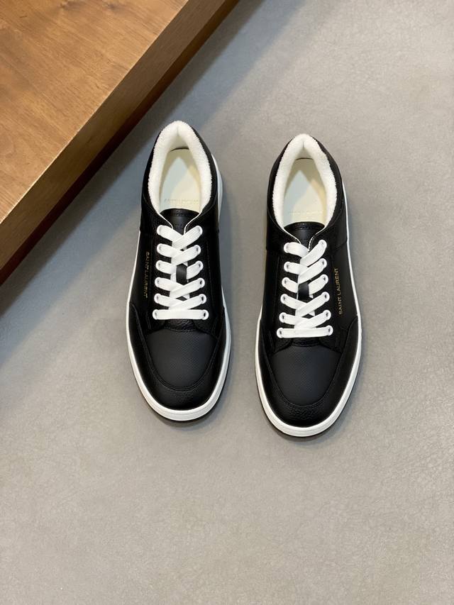 情侣款Saint Laurent圣罗兰低帮系带运动鞋 S L61官网新款 品牌旗舰店同步、意大利原胚粒面牛皮+正面饰片点缀多孔皮革、拉环饰以金色Saint La