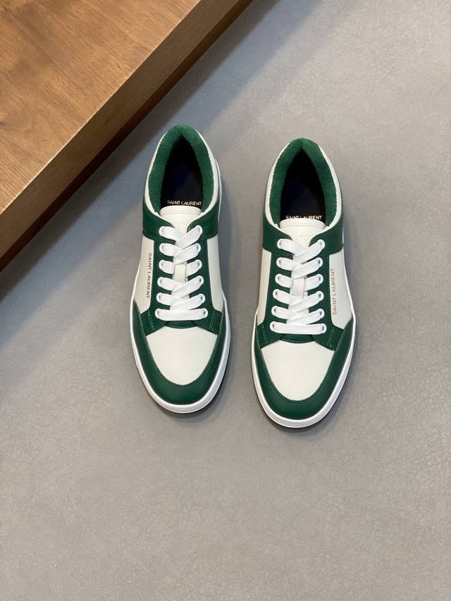 情侣款Saint Laurent圣罗兰低帮系带运动鞋 S L61官网新款 品牌旗舰店同步、意大利原胚粒面牛皮+正面饰片点缀多孔皮革、拉环饰以金色Saint La