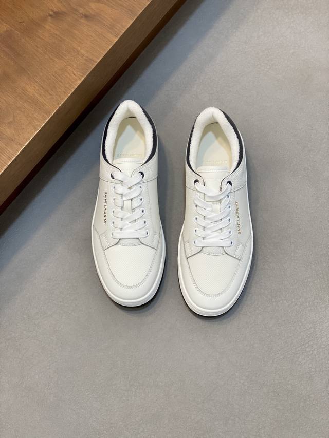 情侣款Saint Laurent圣罗兰低帮系带运动鞋 S L61官网新款 品牌旗舰店同步、意大利原胚粒面牛皮+正面饰片点缀多孔皮革、拉环饰以金色Saint La