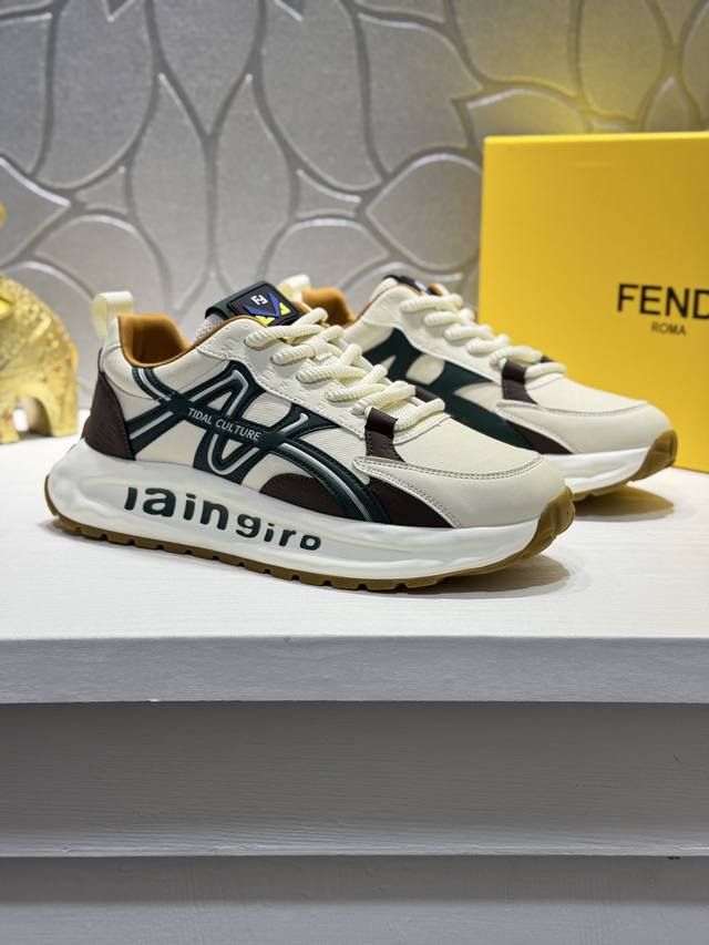 Fendi 芬迪男士休闲运动鞋，具有舒适防滑性能，采用牛皮拼接网面，兼备创新、功能性与图形细节于一体，诠释潮流时尚。大底高弹橡胶成型大底，具有高弹性高耐磨性，提