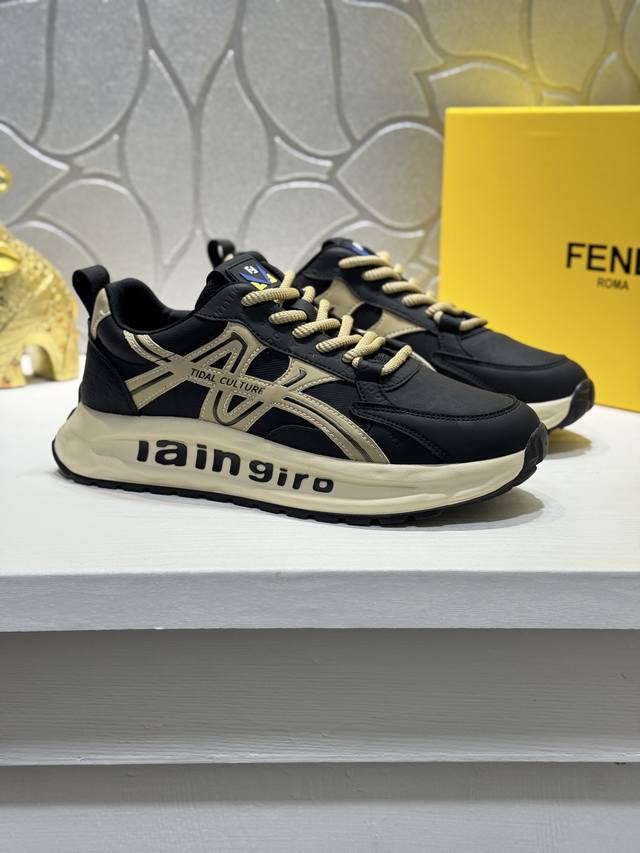 Fendi 芬迪男士休闲运动鞋，具有舒适防滑性能，采用牛皮拼接网面，兼备创新、功能性与图形细节于一体，诠释潮流时尚。大底高弹橡胶成型大底，具有高弹性高耐磨性，提