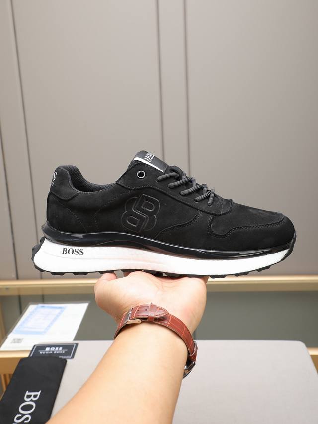 Boss 时尚顶级潮牌，一款能驾驭各种风格男鞋，鞋面由多种材质拼接而成，内里为进口网布，吸汗舒适，爆米花大底设计是重中之重-轻便.舒适。极度考验工艺要求:双色可