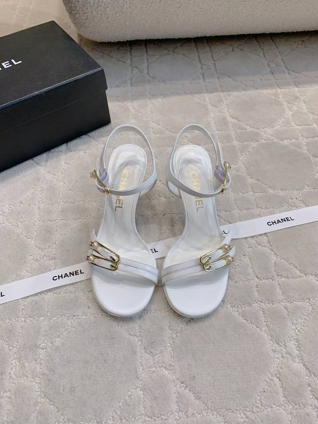 出厂价p Chane*新款别针高跟凉鞋 精致又秀气 上脚超赞 简约的高级感 鞋面小牛皮 原版开模五金 内里垫脚羊皮 意大利真皮大底 跟高7.5Cm 尺码35-3