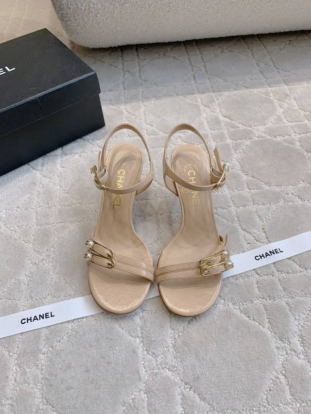 出厂价p Chane*新款别针高跟凉鞋 精致又秀气 上脚超赞 简约的高级感 鞋面小牛皮 原版开模五金 内里垫脚羊皮 意大利真皮大底 跟高7.5Cm 尺码35-3