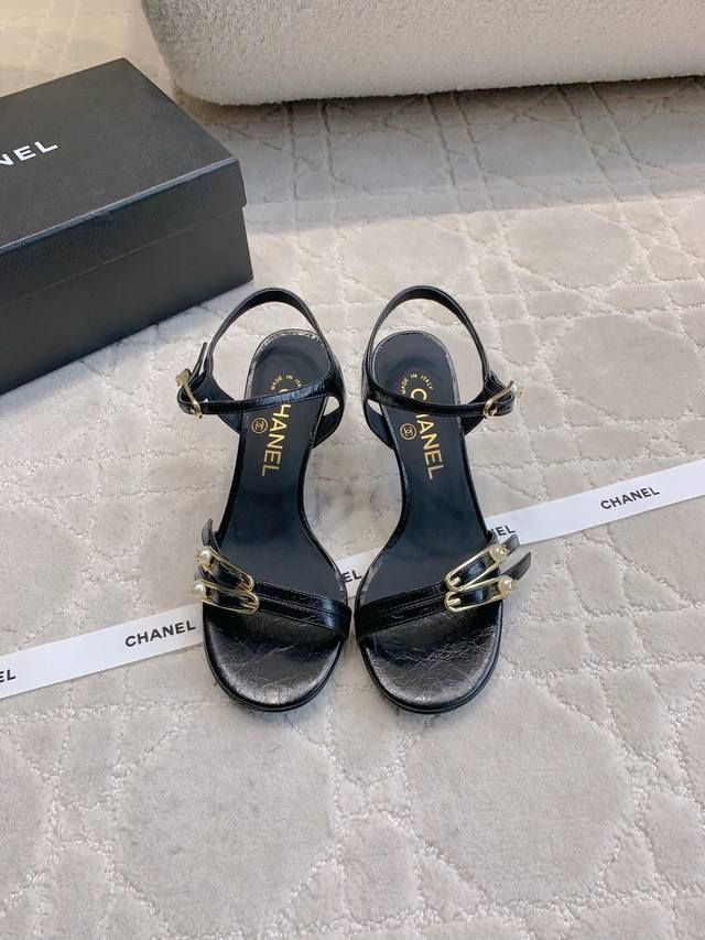 出厂价p Chane*新款别针高跟凉鞋 精致又秀气 上脚超赞 简约的高级感 鞋面小牛皮 原版开模五金 内里垫脚羊皮 意大利真皮大底 跟高7.5Cm 尺码35-3