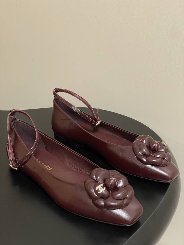 出厂价p 早春新款Chanel 26B 小香山茶花玛丽珍平底单鞋 香奈儿山茶花玛丽珍：甜酷女孩的专属宝藏 它巧妙地将甜美的山茶花元素与酷帅的玛丽珍风格完美融合，