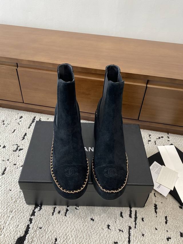 出厂价p 高版本 Chanel 2025S秋冬系列短靴，釆用进囗牛皮打造，外增高度8Cm超显腿长， 大底上沿用了香奈儿经典链条，小美美特别喜欢，这是香奈儿今年秋
