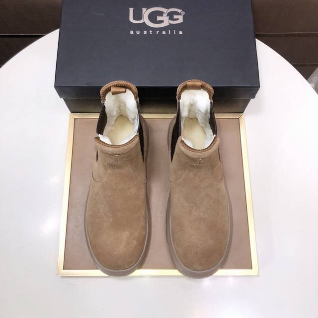 工厂p批 Ugg 全真羊毛内里 请注意 原单品质 比较毛料的厚度爆款马丁靴 来自澳洲温暖奢侈品牌男鞋，官网同步、贝克汉姆男款..，采用进口头层打蜡牛皮制作，鞋头