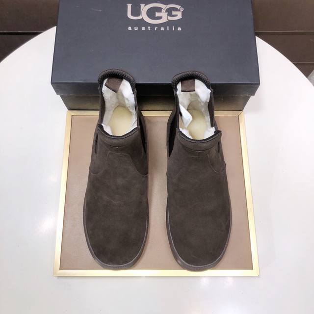 工厂p批 Ugg 全真羊毛内里 请注意 原单品质 比较毛料的厚度爆款马丁靴 来自澳洲温暖奢侈品牌男鞋，官网同步、贝克汉姆男款..，采用进口头层打蜡牛皮制作，鞋头