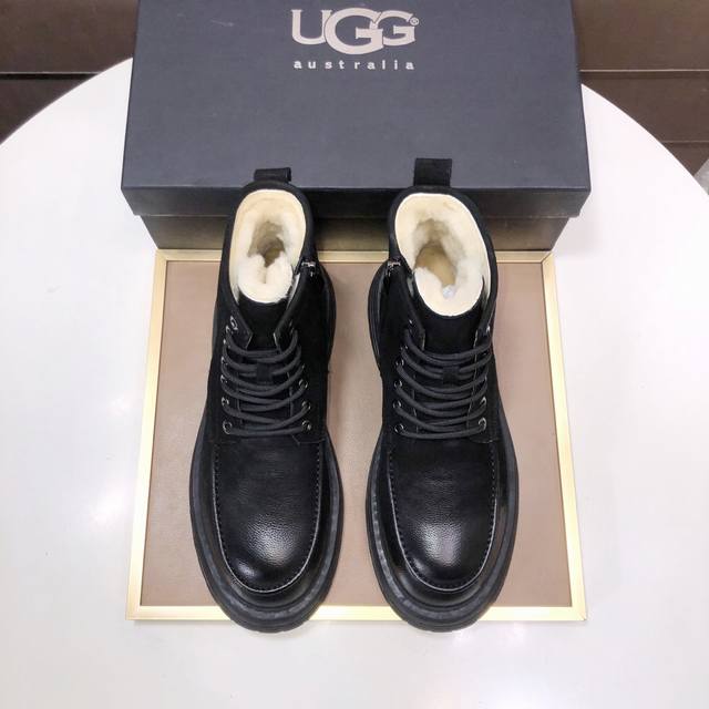 工厂p批 Ugg 全真羊毛内里 请注意 原单品质 比较毛料的厚度爆款马丁靴 来自澳洲温暖奢侈品牌男鞋，官网同步、贝克汉姆男款..，采用进口头层打蜡牛皮制作，鞋头