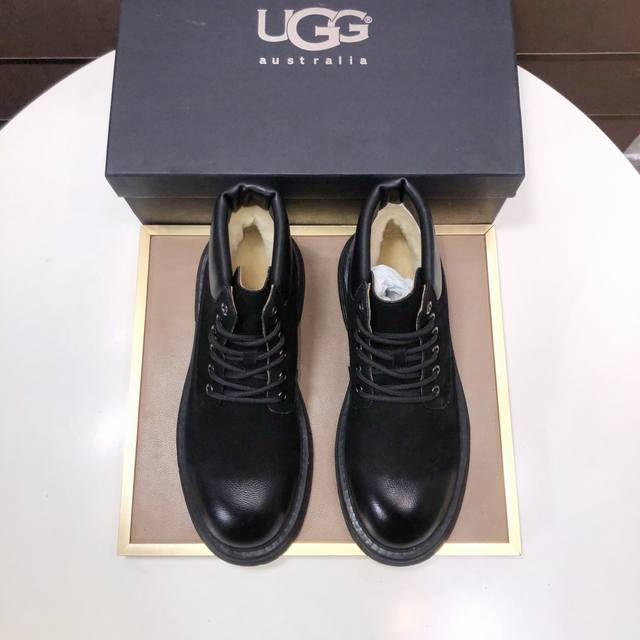 工厂p批 Ugg 全真羊毛内里 请注意 原单品质 比较毛料的厚度爆款马丁靴 来自澳洲温暖奢侈品牌男鞋，官网同步、贝克汉姆男款..，采用进口头层打蜡牛皮制作，鞋头