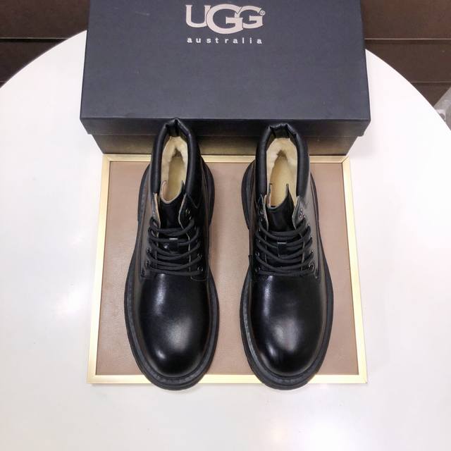 工厂p批 Ugg 全真羊毛内里 请注意 原单品质 比较毛料的厚度爆款马丁靴 来自澳洲温暖奢侈品牌男鞋，官网同步、贝克汉姆男款..，采用进口头层打蜡牛皮制作，鞋头