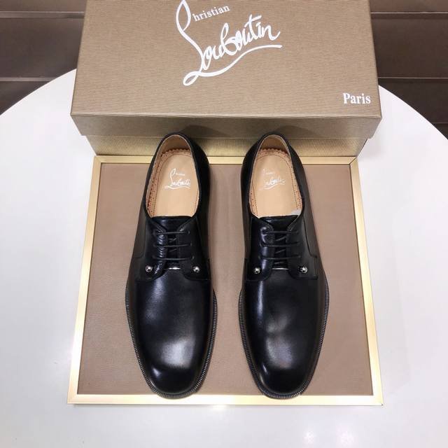 出厂价p Chrstian Loubotin 红底鞋原版开模，市面最高版本，纯手工制作进口牛皮制作鞋面，头层水染牛皮内里！原版Eu高光大底.38到45 45定做