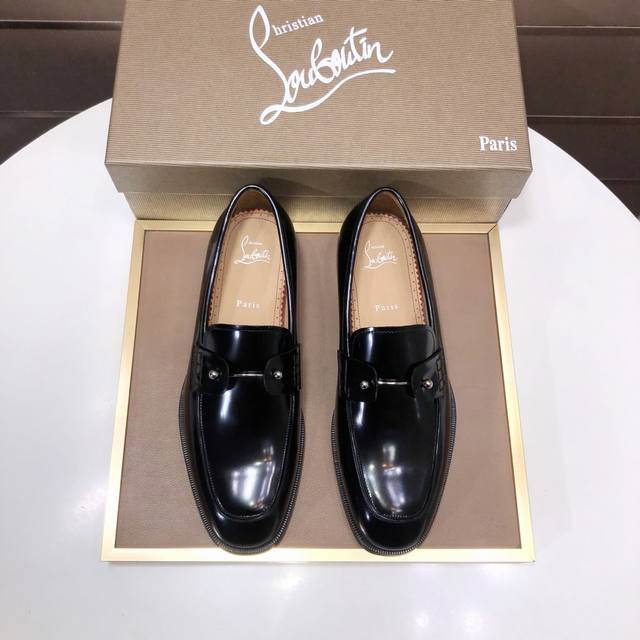 出厂价p Chrstian Loubotin 红底鞋原版开模，市面最高版本，纯手工制作进口牛皮制作鞋面，头层水染牛皮内里！原版Eu高光大底.38到45 45定做