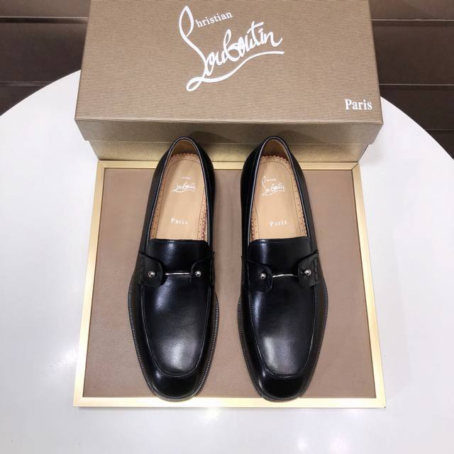 出厂价p Chrstian Loubotin 红底鞋原版开模，市面最高版本，纯手工制作进口牛皮制作鞋面，头层水染牛皮内里！原版Eu高光大底.38到45 45定做