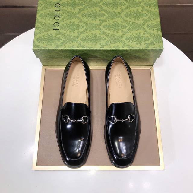 出厂价p 品牌：Gucci 古奇 标准码：男码38 44 45 46可以定做 等级：官网同款 原单品质 材料：原版牛皮 水染牛皮内里 原版橡胶大底 款式类别：男