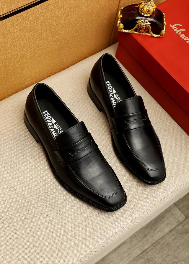 商品商标：Ferragamo 菲拉格慕 休闲皮鞋 正码码数: 38-44 45.46订制 商品材料：精选 进口头层小牛皮鞋面，进口水染牛皮内里。强烈立体视觉效果