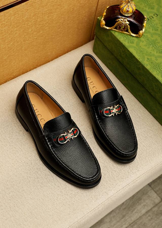 商品商标：Gucci 古驰 休闲皮鞋 正码码数: 38-44 45.46订制 商品材料：精选 进口头层荔枝纹牛皮鞋面+奢华五金扣，进口牛皮内里。强烈立体视觉效果