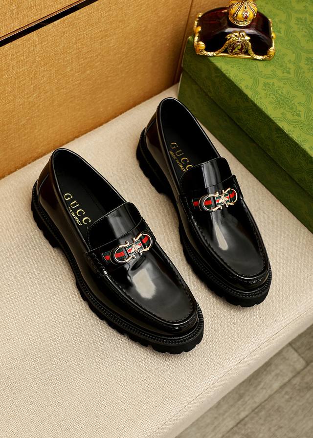 商品商标：Gucci 古驰 休闲皮鞋 正码码数: 38-44 45.46订制 商品材料：精选 进口头层开边珠牛皮鞋面+奢华五金扣，进口牛皮内里。强烈立体视觉效果