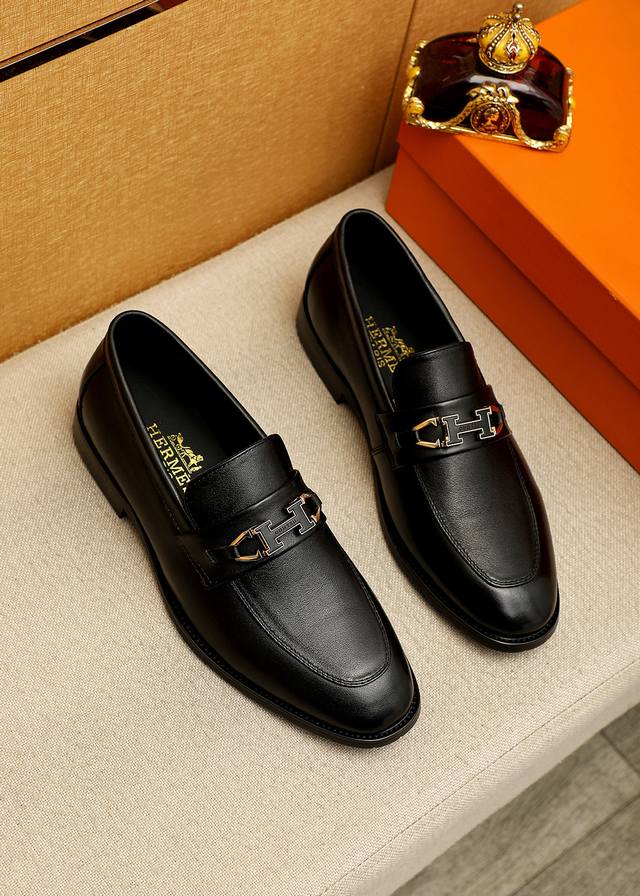 商品商标：Hermes 爱马仕 休闲皮鞋 正码码数: 38-44 45.46订制 商品材料：精选 进口头层小牛皮鞋面+奢华五金扣，进口水染牛皮内里。强烈立体视觉