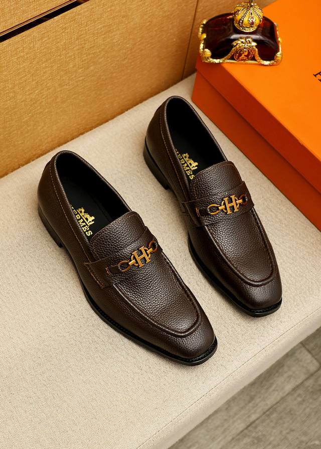 商品商标：Hermes 爱马仕 休闲皮鞋 正码码数: 38-44 45.46订制 商品材料：精选 进口头层荔枝纹牛皮鞋面+奢华五金扣，进口水染牛皮内里。强烈立体
