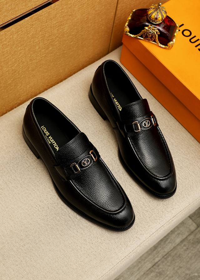 商品商标：Louis Vuitton 路易威登 休闲皮鞋 正码码数: 38-44 45.46订制 商品材料：精选 进口头层荔枝纹牛皮鞋面+奢华五金扣，进口头层牛