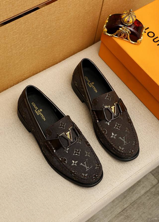 商品商标：Louis Vuitton 路易威登 休闲皮鞋 正码码数: 39-44 38.45.46订制 商品材料：精选 进口头层小牛皮压花鞋面+奢华五金扣，进口
