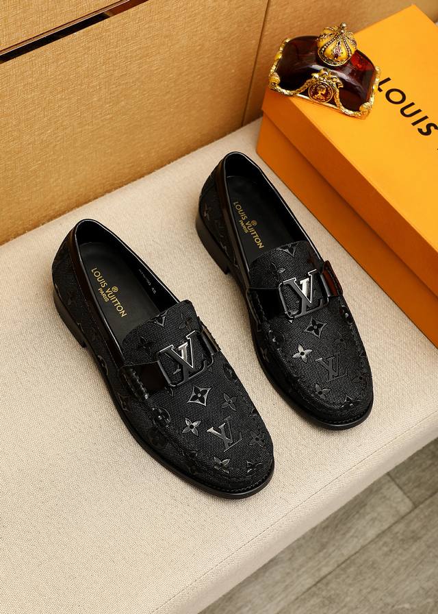 商品商标：Louis Vuitton 路易威登 休闲皮鞋 正码码数: 39-44 38.45.46订制 商品材料：精选 进口头层小牛皮压花鞋面+奢华五金扣，进口