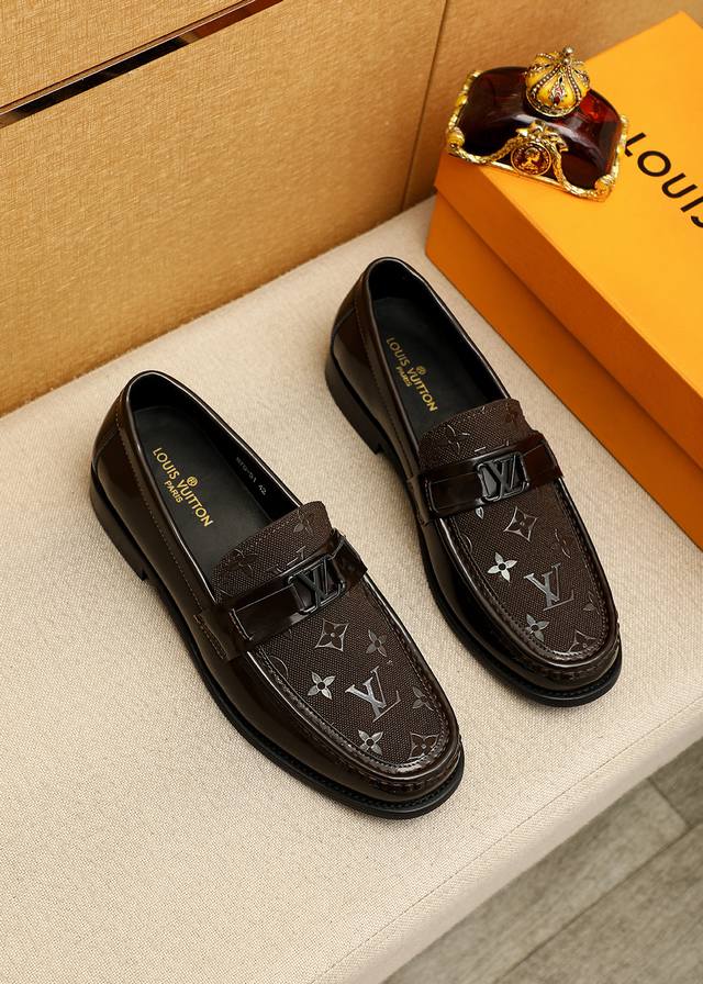 商品商标：Louis Vuitton 路易威登 休闲皮鞋 正码码数: 39-44 38.45.46订制 商品材料：精选 进口头层小牛皮压花鞋面+奢华五金扣，进口