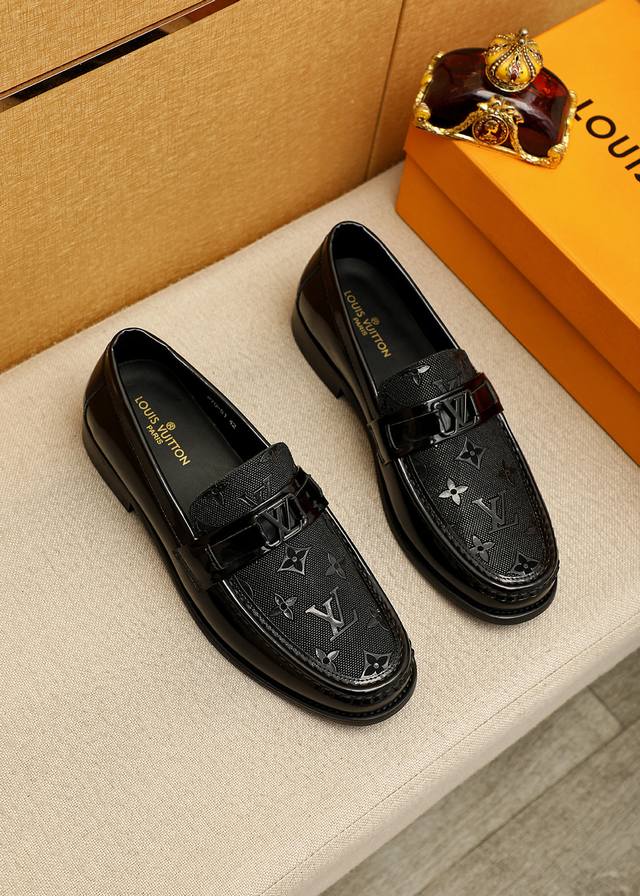 商品商标：Louis Vuitton 路易威登 休闲皮鞋 正码码数: 39-44 38.45.46订制 商品材料：精选 进口头层小牛皮压花鞋面+奢华五金扣，进口