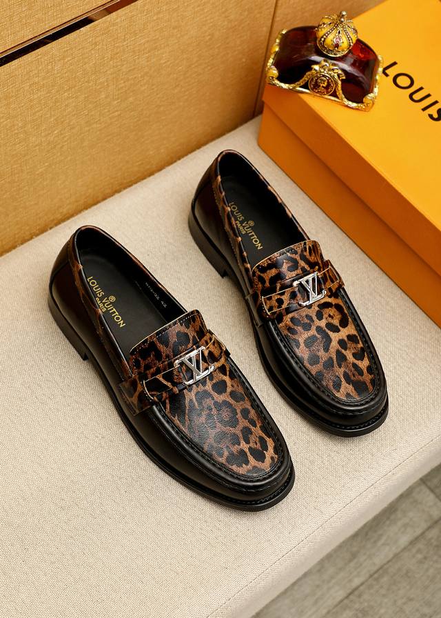 商品商标：Louis Vuitton 路易威登 休闲皮鞋 正码码数: 39-44 38.45.46订制 商品材料：精选 进口头层小牛皮压花鞋面+奢华五金扣，进口