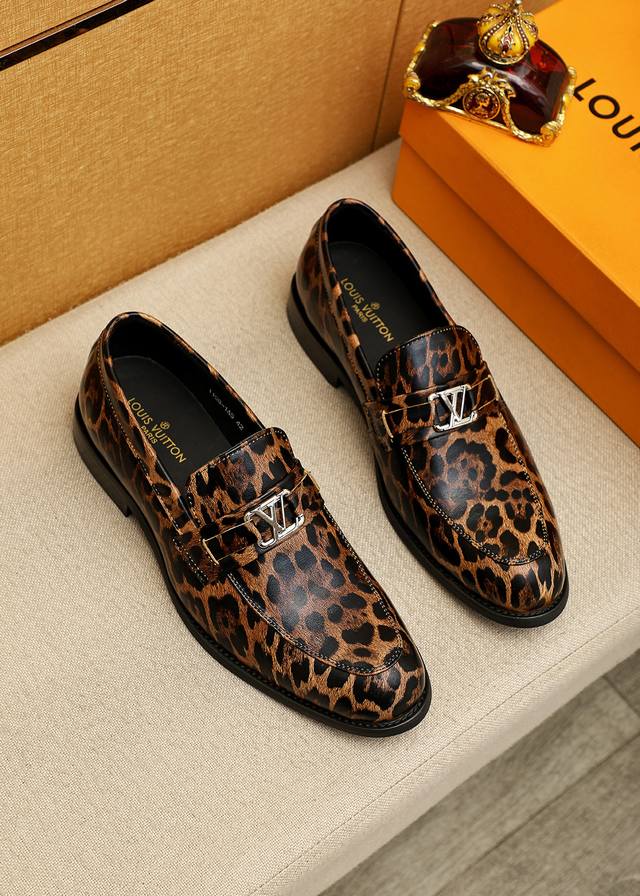 商品商标：Louis Vuitton 路易威登 休闲皮鞋 正码码数: 39-44 38.45.46订制 商品材料：精选 进口头层小牛皮压花鞋面+奢华五金扣，进口