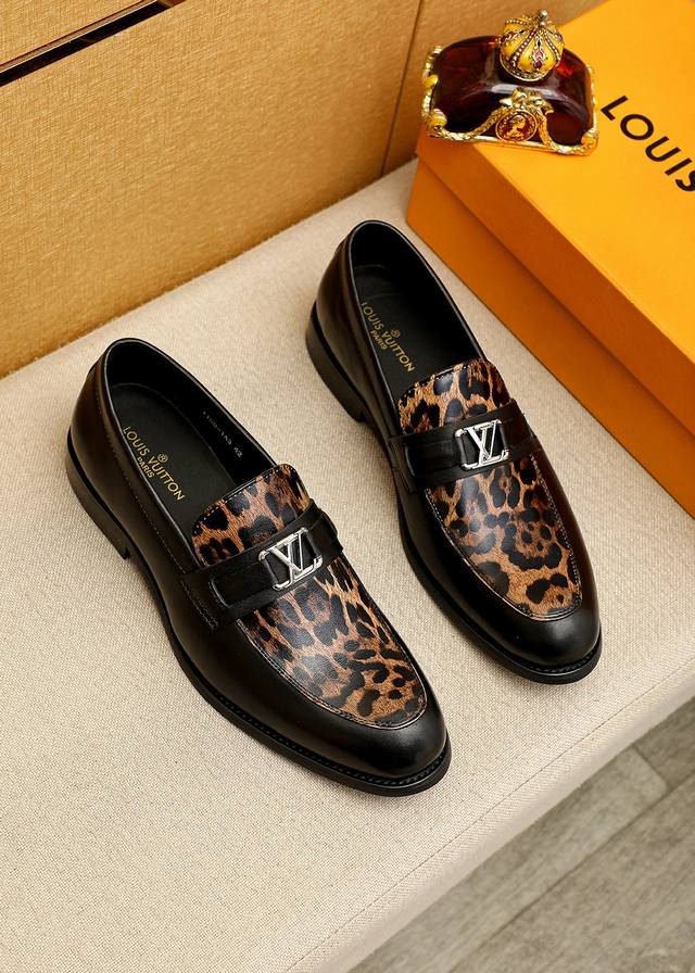 商品商标：Louis Vuitton 路易威登 休闲皮鞋 正码码数: 39-44 38.45.46订制 商品材料：精选 进口头层小牛皮压花鞋面+奢华五金扣，进口