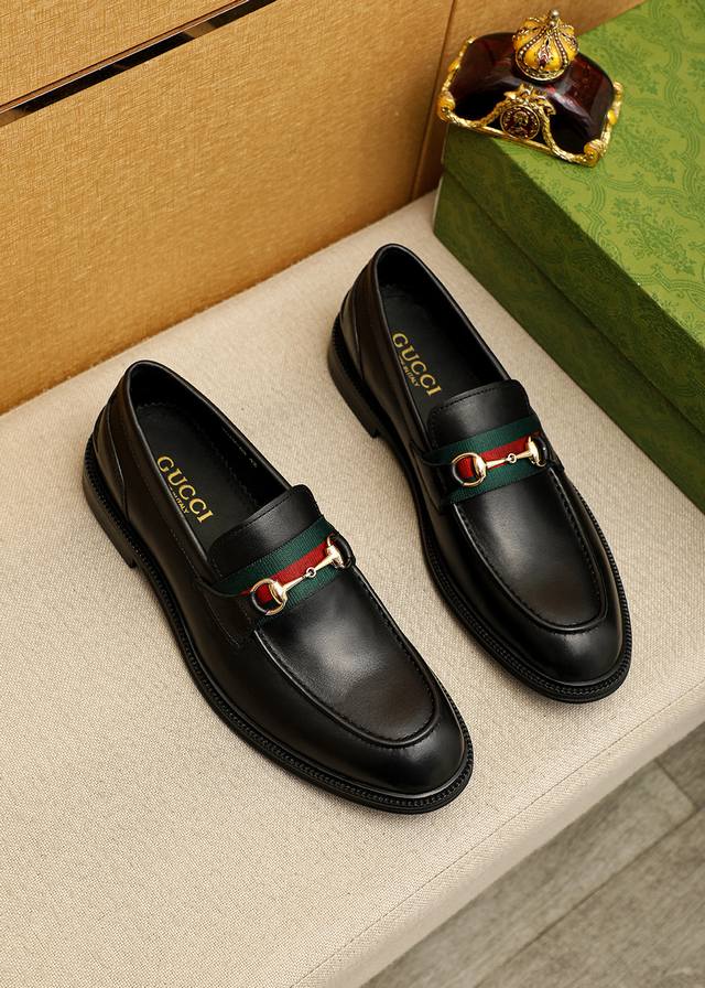 商品商标：Gucci 古驰 休闲皮鞋 正码码数: 39-44 38.45.46订制 商品材料：精选 进口头层小牛皮鞋面+奢华五金扣，进口牛皮内里。强烈立体视觉效