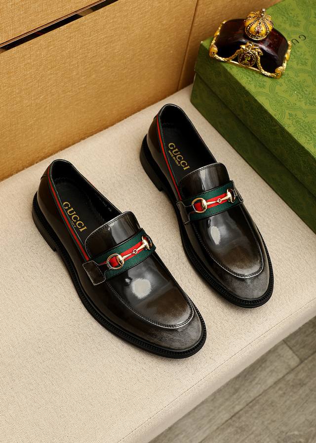 商品商标：Gucci 古驰 休闲皮鞋 正码码数: 39-44 38.45.46订制 商品材料：精选 进口头层开边珠牛皮鞋面+奢华五金扣，进口牛皮内里。强烈立体视
