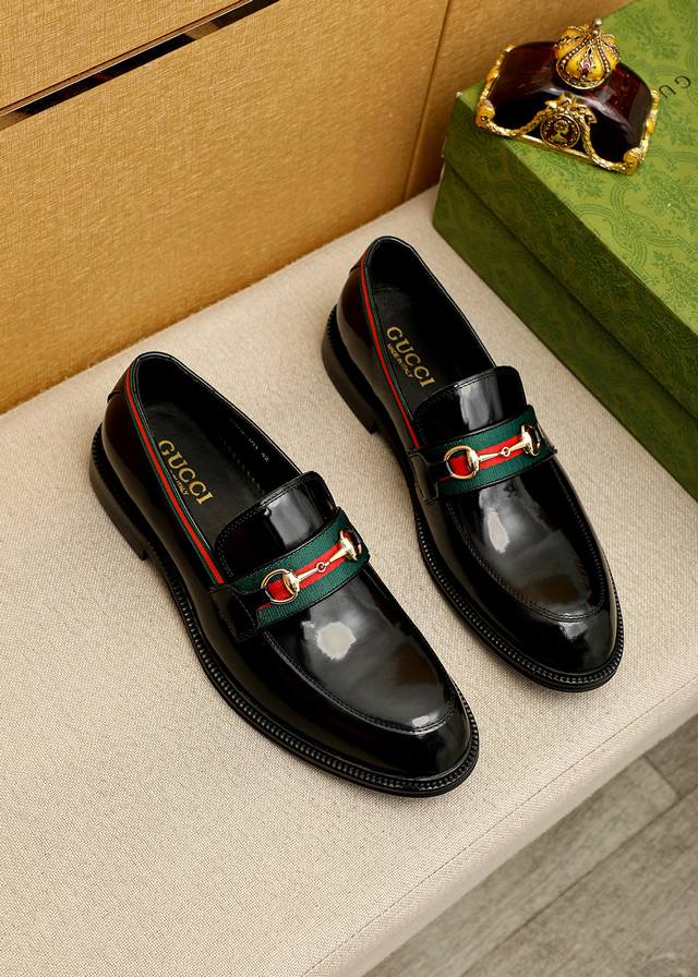 商品商标：Gucci 古驰 休闲皮鞋 正码码数: 39-44 38.45.46订制 商品材料：精选 进口头层开边珠牛皮鞋面+奢华五金扣，进口牛皮内里。强烈立体视