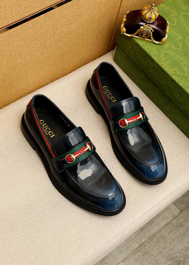 商品商标：Gucci 古驰 休闲皮鞋 正码码数: 39-44 38.45.46订制 商品材料：精选 进口头层开边珠牛皮鞋面+奢华五金扣，进口牛皮内里。强烈立体视