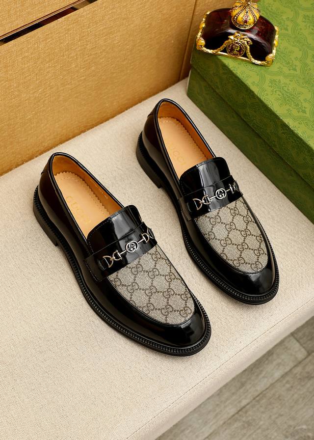商品商标：Gucci 古驰 休闲皮鞋 正码码数: 39-44 38.45.46订制 商品材料：精选 进口头层开边珠牛皮压花鞋面+奢华五金扣，进口牛皮内里。强烈立
