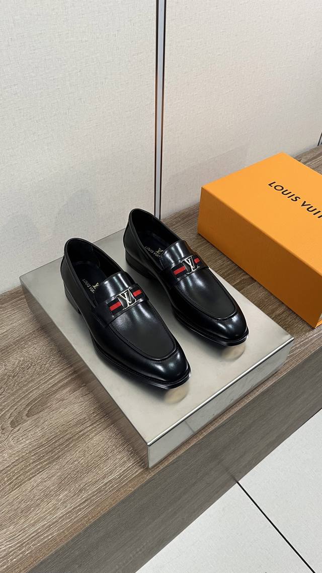 Louis Vuitto* 路易威登男士商务休闲皮鞋 进口黑色小牛皮 -内里：舒适牛皮内里 -大底：琴底铜头，真皮大底 -超高品控 做工精细：凸显 高端 贵气