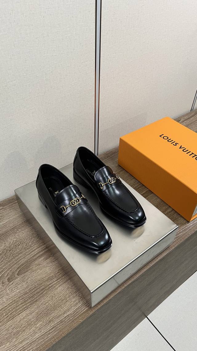 Louis Vuitto* 路易威登男士商务休闲皮鞋 进口黑色小牛皮 -内里：舒适牛皮内里 -大底：琴底铜头，真皮大底 -超高品控 做工精细：凸显 高端 贵气