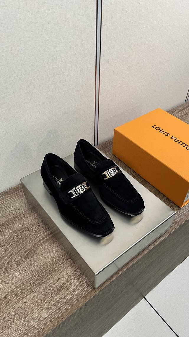 Louis Vuitto* 路易威登男士商务休闲皮鞋 进口黑色翻毛皮 -内里：舒适牛皮内里 -大底：琴底铜头，真皮大底 -超高品控 做工精细：凸显 高端 贵气