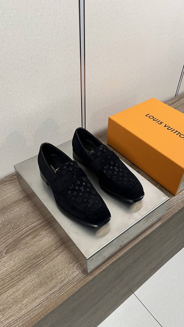 Louis Vuitto* 路易威登男士商务休闲皮鞋 进口黑色翻毛皮 -内里：舒适牛皮内里 -大底：琴底铜头，真皮大底 -超高品控 做工精细：凸显 高端 贵气