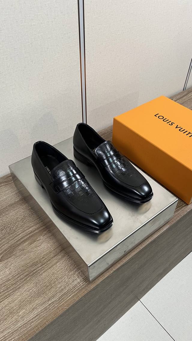 Louis Vuitto* 路易威登男士商务休闲皮鞋 进口黑色小牛皮 -内里：舒适牛皮内里 -大底：琴底铜头，真皮大底 -超高品控 做工精细：凸显 高端 贵气