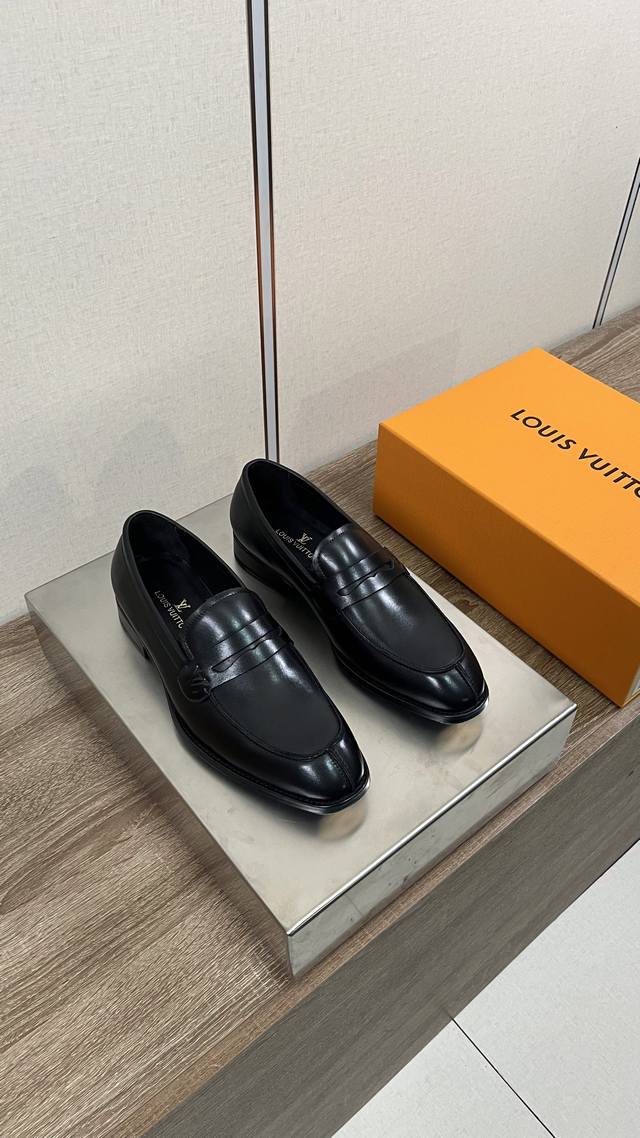 Louis Vuitto* 路易威登男士商务休闲皮鞋 进口黑色小牛皮 -内里：舒适牛皮内里 -大底：琴底铜头，真皮大底 -超高品控 做工精细：凸显 高端 贵气